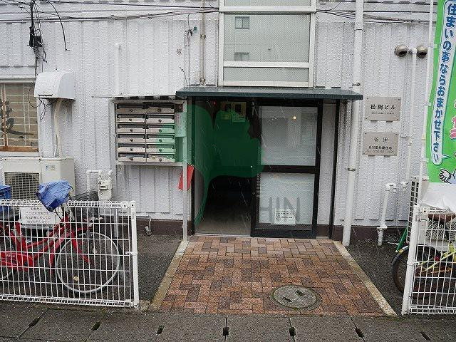 松岡ビルのエントランス