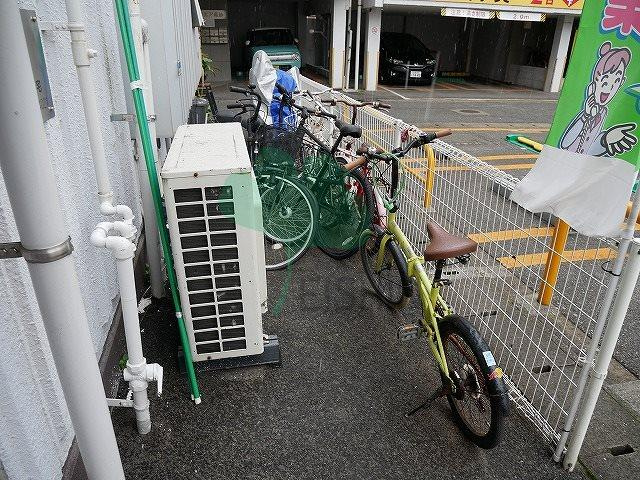 松岡ビルの駐車場