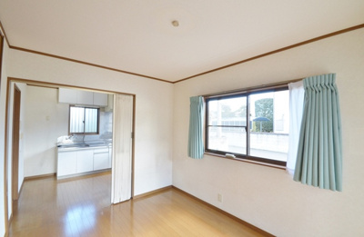 【居間・リビング】 | メゾネット・マリーン | ※カーテンは付きません。