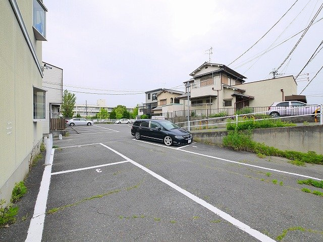 ピノハイツビスの駐車場|車をお持ちの方に嬉しい駐車場付きの物件です