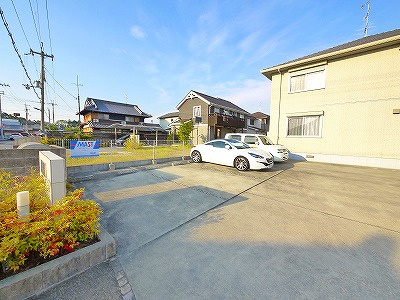 シャーメゾン八重桜の駐車場