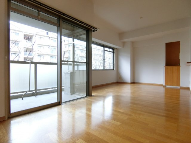 ガーデンシティーコープ金剛東8棟の居間・リビング