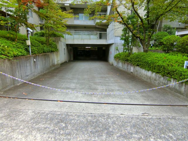 ガーデンシティーコープ金剛東8棟の駐車場