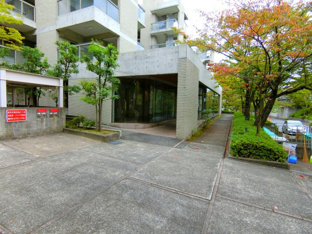 ガーデンシティーコープ金剛東8棟のエントランス