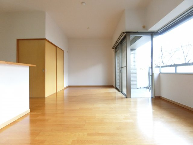 ガーデンシティーコープ金剛東8棟の居間・リビング