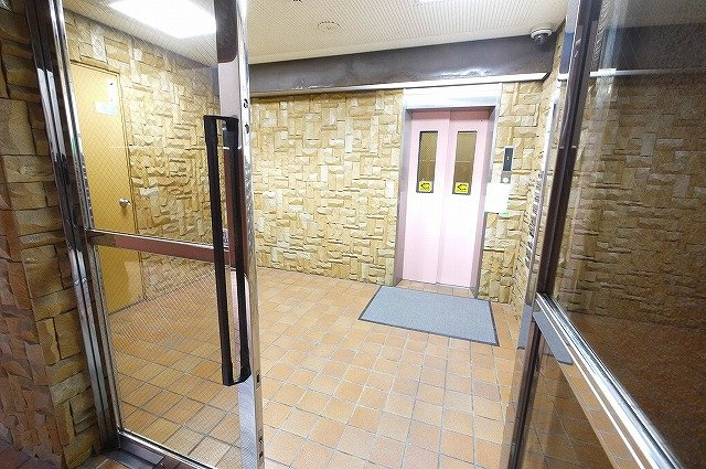 大西ビル（大宮町３丁目）のエントランス|落ち着きのあるエントランスです。