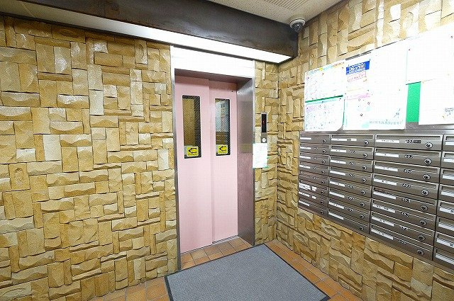 大西ビル（大宮町３丁目）のその他共用部分|上層階に行くのにかかせないエレベーター。