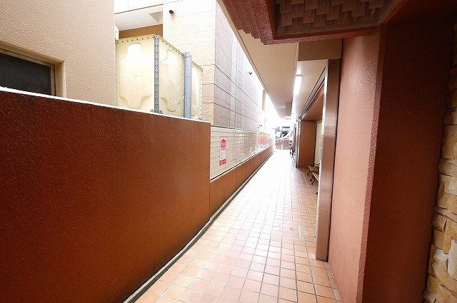 大西ビル（大宮町３丁目）のその他共用部分|雨の日でも傘を差さずにエントランスに行けますね。