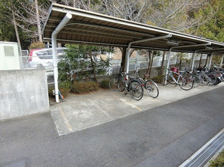 【その他共用部分】 | 屋根付きの駐輪場で雨が降っても大切な自転車が濡れなくてすみますね♪駅から自転車もおすすめです！