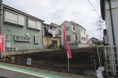 【外観】 | MLH綾瀬２棟-2【新築戸建】 | カースペースは車種によりますが２台ＯＫ☆