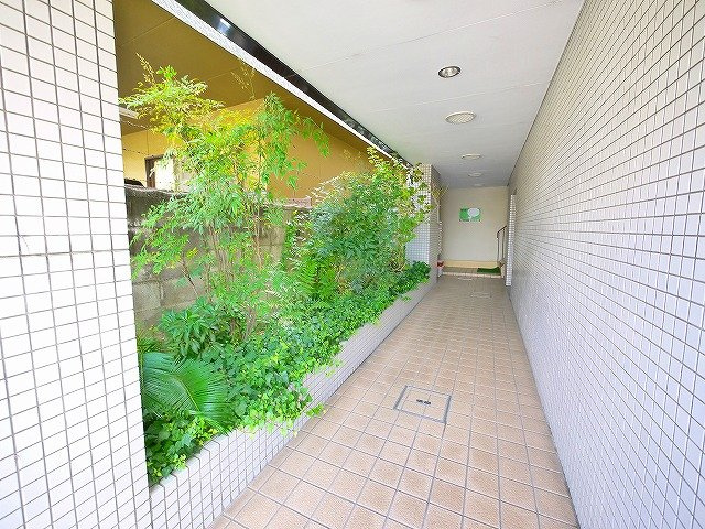 神殿マンション3号棟のロビー|ゆったりとした共有スペースです。