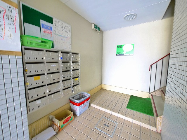 神殿マンション3号棟のエントランス|ゆったりとした共有スペースです。