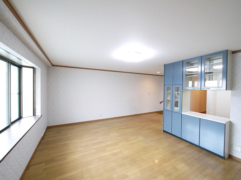 神殿マンション3号棟の居間・リビング|使いやすいキッチンです