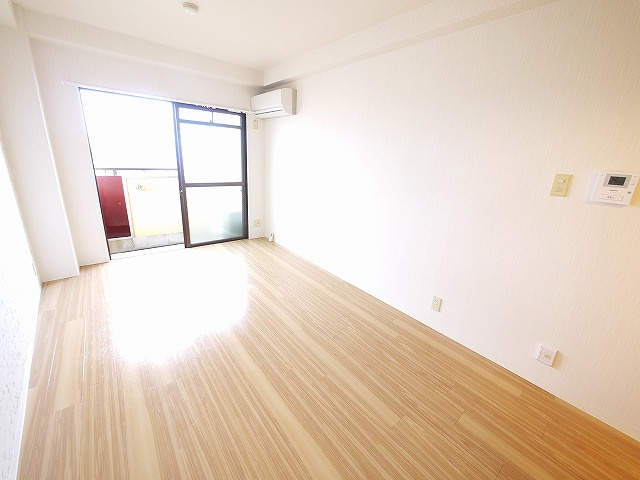 神殿マンション3号棟の洋室|落ち着いた色調の洋室です