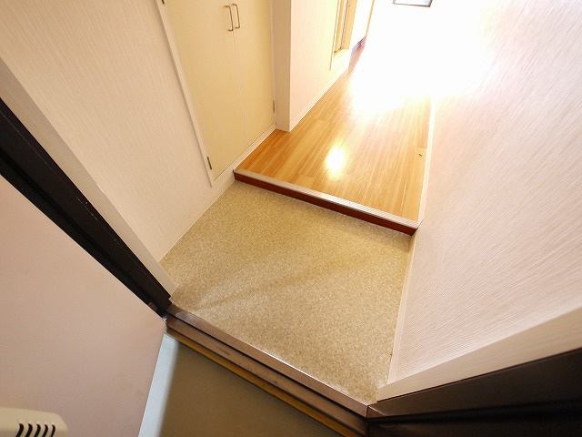 神殿マンション3号棟の玄関|明るい玄関です