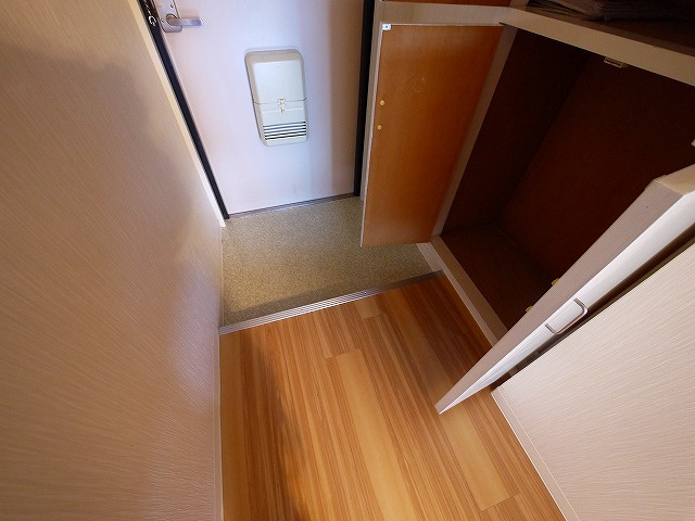 神殿マンション3号棟の玄関|きれいな玄関です