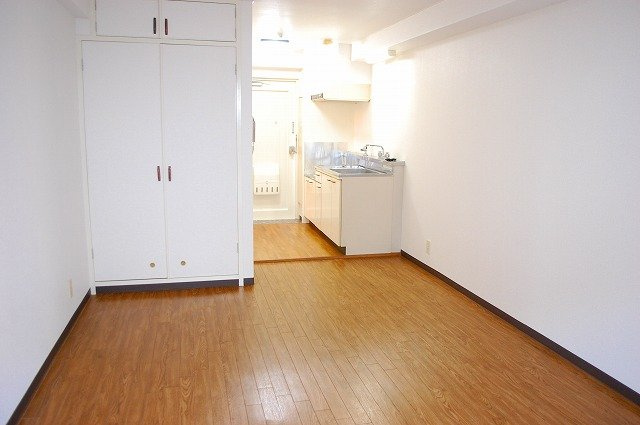 神殿マンション3号棟の居間・リビング|洋室です