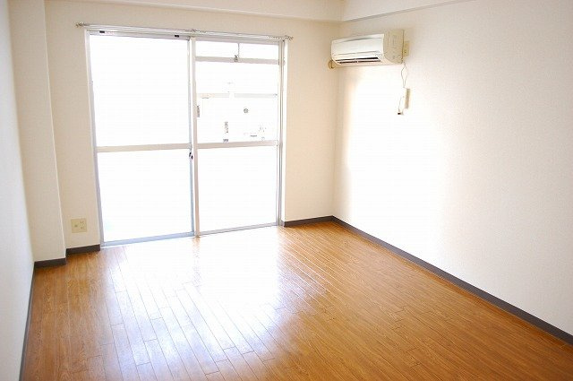 神殿マンション3号棟の洋室|スタンダードな洋室です