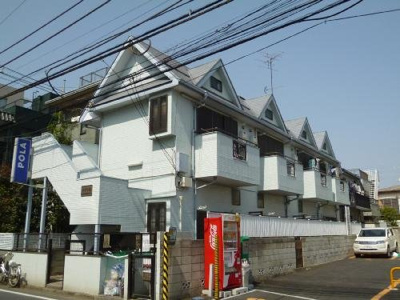 【外観】 | メゾン泉 | 物件の南側には山中通りが通っており隣地東側はコインパーキングになっています。そのため
前が開けていて、バルコニー側（東側）からの光が入り明るいお部屋となっております。