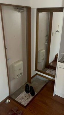 【玄関】 | メゾン泉 | 靴箱表面が鏡で姿身になっています。