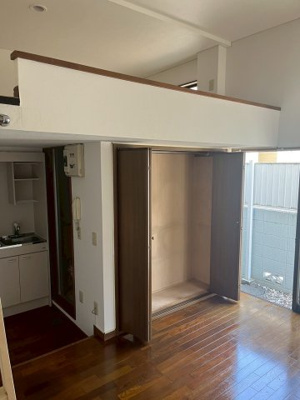 【洋室】 | メゾン泉 | ロフトの高さは中央部は120センチほど東側と西側に窓有。ロフトの床が無垢材のフローリング仕上げなのは素敵です。ロフト部にコンセントと照明あり。