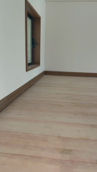 【洋室】 | メゾン泉 | ロフト東南角部屋は日当たり風通し良好です。東側と西側の両方に窓がありますので、通気が良いです。