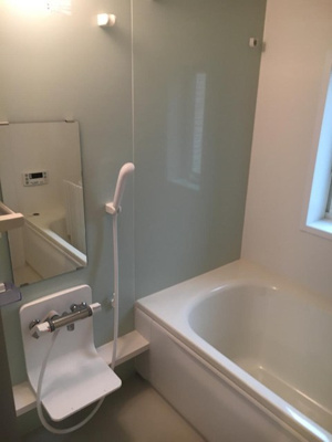 【浴室】 | コトンB | 追い焚き機能・浴室暖房乾燥機付きバスルーム♪雨の日のお洗濯にも便利な物干しバーも完備しています！換気のできる小窓付き☆