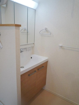 【洗面所】 | コトンB | 角度の変えられる3面鏡付きの洗髪洗面化粧台です♪朝のバタバタに大活躍！お化粧する時にも便利☆