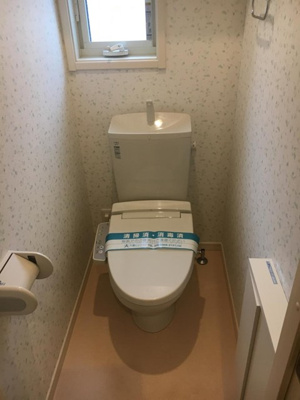 【トイレ】 | コトンB | トイレは温水洗浄便座付き♪人気のバストイレ別です♪小物を置ける便利な棚やタオルハンガーも付いています♪窓のあるトイレで換気もOK☆嫌なニオイがこもりません♪