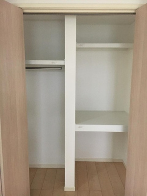 【収納】 | コトンB | 1階・洋室6.2帖のお部屋にあるクローゼット(左)と収納スペース(右)です！クローゼットには大切なお洋服もしわにならないようハンガーがけができます☆
