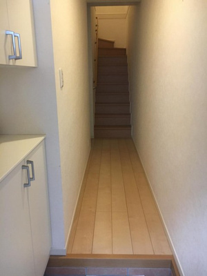 【玄関】 | コトンB | 玄関から室内への景観です♪お客様のお出迎えもスムーズにできますね☆奥には2階へ続く階段があります！