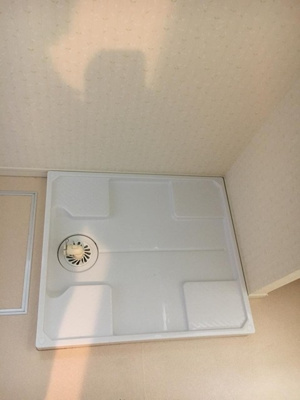 【設備】 | コトンB | 洗面所内、洗髪洗面化粧台横にある室内洗濯機置き場です♪防水パンがあるので万が一の漏水にも安心！上部には便利な収納棚付き♪