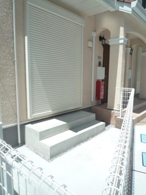 【バルコニー】 | コトンB | 洋室6.2帖のお部屋から繋がる南東向きのテラスです♪プランターを置いてガーデニングなども楽しめますね！