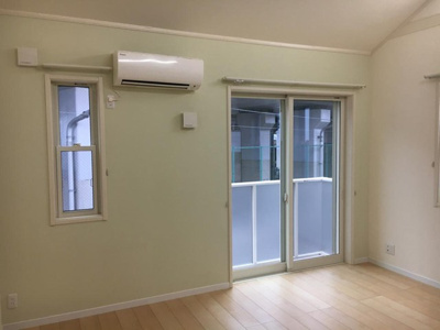 【居間・リビング】 | コトンB | 2階・南東向きリビングダイニングキッチン12.8帖☆バルコニーに繋がる角部屋二面採光のお部屋です♪エアコン付きで快適に過ごせますね！