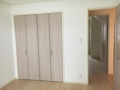 【寝室】 | コトンB | 1階・南東向き洋室6.2帖☆クローゼットのあるお部屋です！お洋服の多い方もお部屋が片付いて快適に過ごせますね♪