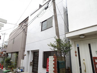 【外観】 | ライズ入谷　入谷駅から徒歩４分・鶯谷駅から徒歩５分の好立地！大通りから１本中に入った場所にあるため静かな環境！３階建ての鉄骨造、外観タイル張りマンション！２０１７年１１月内外装リノベーション済み！