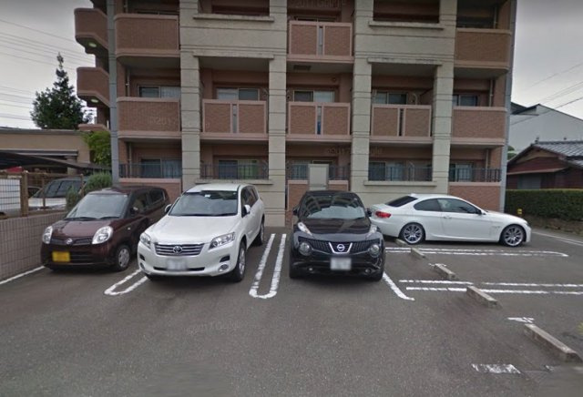 ヒュースロア井尻の駐車場