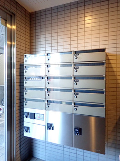 【エントランス】 | 共用エントランスには宅配BOXがあるので荷物の受け取りもスムーズに♪再配達の手間がかからないのが魅力♪