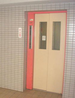 【その他共用部分】 | 3階までエレベーターでラクラク上がれます♪疲れた時や荷物の多いときにもエレベーターは嬉しい★