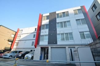 【外観】 | 赤いラインが特徴的なマンション。手稲駅から徒歩6分（約480ｍ）の位置にある物件です。