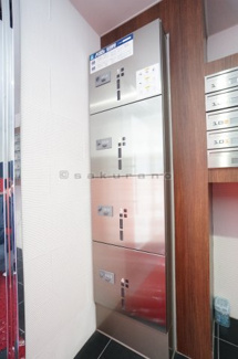 【その他共用部分】 | 便利な宅配ボックス。留守中に荷物が来ても、再配達の手続きをする必要がありません。