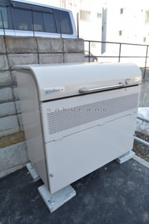 【その他共用部分】 | 入居者のみが使用できる敷地内ごみ置き場。開口部が大きく開き、ごみの投入もスムーズです。