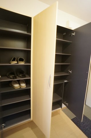 ヴィラソレアーダ中野　E棟の玄関