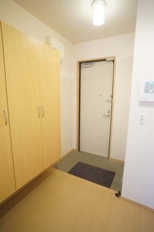 ヴィラソレアーダ中野　E棟の玄関