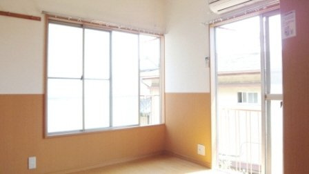 よろこび荘の寝室|窓があるのでとても明るいです
