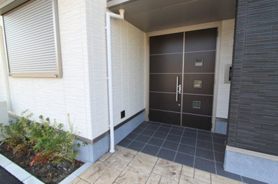 【エントランス】 | リヴェル | 落ち着いたエントランスです