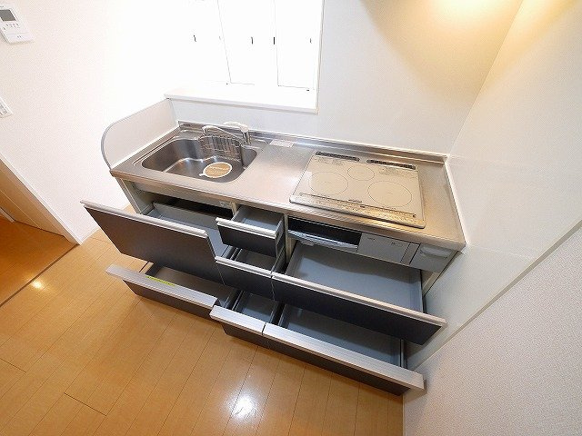 コンフォールⅡ（法華寺町）のキッチン|収納スペースも豊富です
