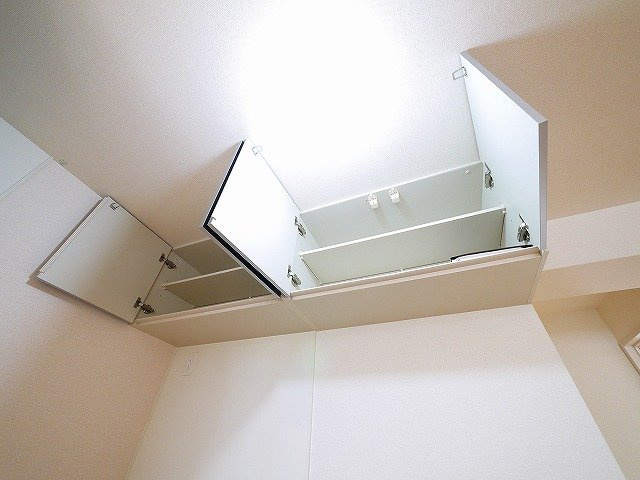 コンフォールⅡ（法華寺町）のキッチン|大きな吊戸棚が便利です