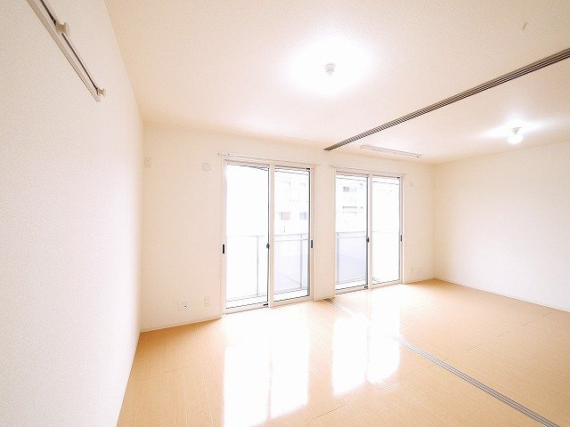 コンフォールⅡ（法華寺町）の洋室|明るいお部屋で新生活をいかがでしょうか