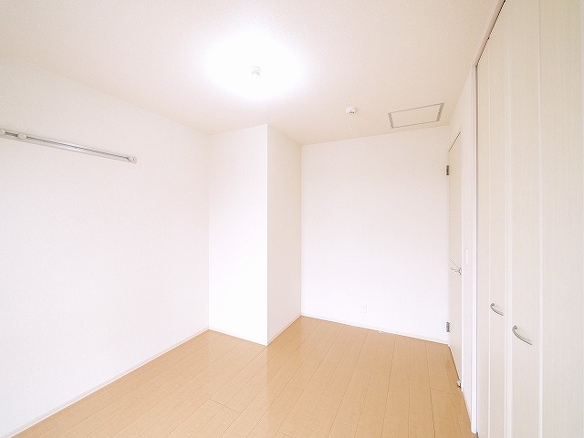コンフォールⅡ（法華寺町）の洋室|シンプルなお部屋は家具の配置もしやすいですね